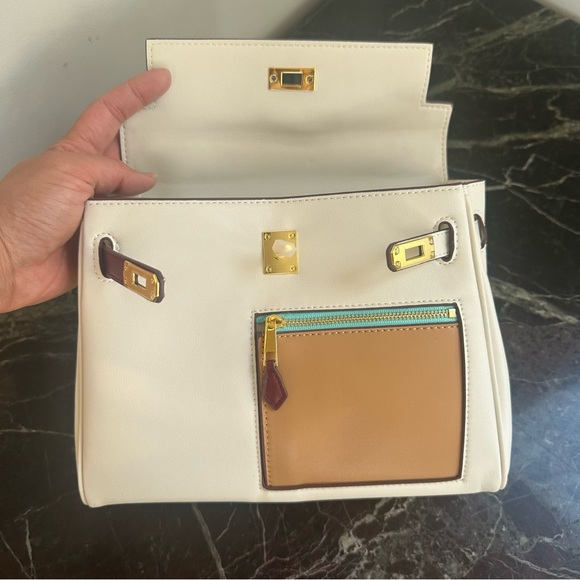 Classic Leather Hangbag Gold Lock - Picture 4 of 14